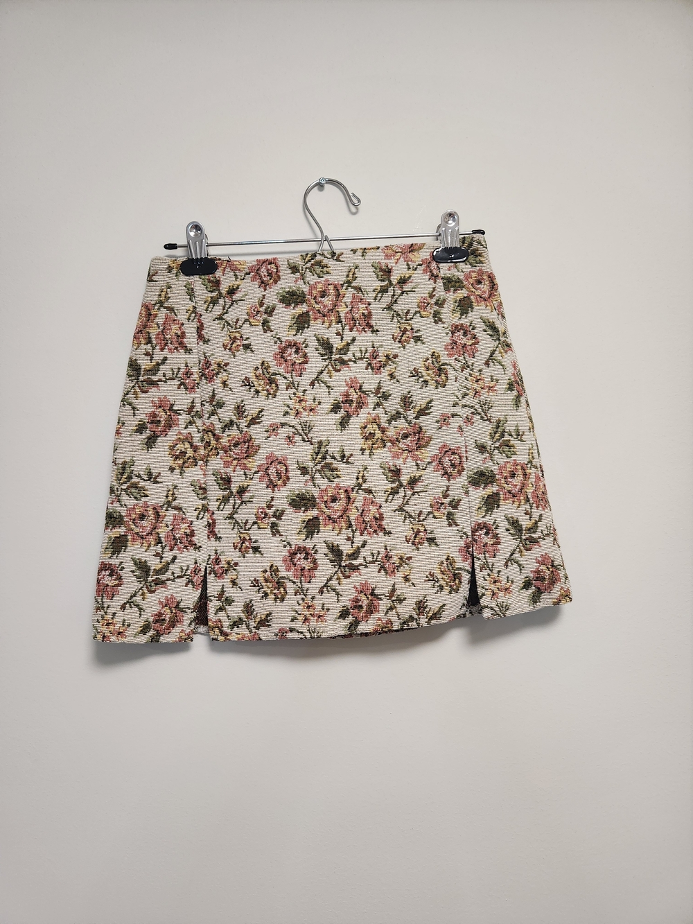 SHEIN Cream Floral Jacquard Mini Skirt with Pink Roses